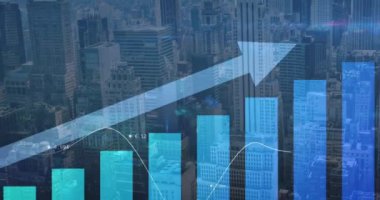 Arkaplanda şehir manzarası üzerinde ok ve finansal veri işleme istatistiklerinin animasyonu. finans, iş ve veri işleme kavramı dijital olarak oluşturulmuş video.