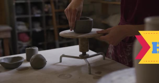 Çömlek Tekeri Üzerinde Çalışan Kadın Çömlekçinin Orta Bölümüne Karşı Hobilerin — Stok video