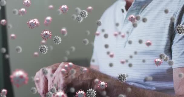 ベッドの上の高齢者の白人男性に対するウイルス細胞のアニメーション コロナウイルスの間の医療と医療サービスは19のパンデミックの概念をデジタルで生成したビデオ — ストック動画