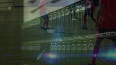 Bilgisayar sunucuları üzerinden veri işleme ve futbol oyuncusunun animasyonu. global spor, veri işleme ve hesaplama kavramı dijital olarak oluşturulmuş video.