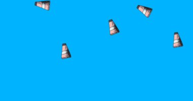 Mavi arka planda makyaj kremi simgelerinin canlandırılması. moda ve aksesuarlar arka plan desen kavramı dijital olarak oluşturulmuş video.