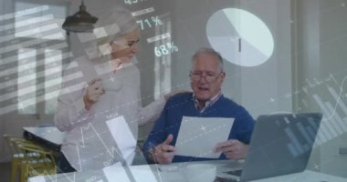 Üst düzey beyaz çiftin dizüstü bilgisayarla veri işleme animasyonu. küresel iş, finans, bağlantılar ve dijital arayüz konsepti dijital olarak oluşturulmuş video.