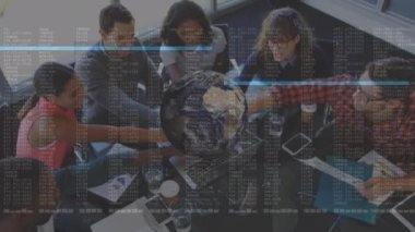 Dünya ve veri işleme animasyonu bir grup iş arkadaşının el istifleme üzerinde. küresel iş, veri işleme ve hesaplama kavramı dijital olarak oluşturulmuş video.