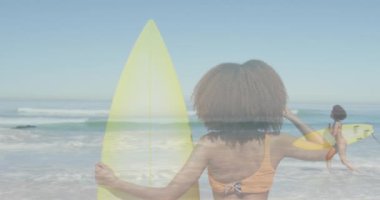 Sörf tahtası olan melez bir kadının sahilde sörf tahtası olan melez bir kadının canlandırması. hobi ve yaşam tarzı konsepti dijital olarak oluşturulmuş video.