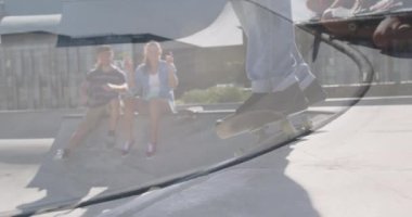 Kafkasyalı kaykaycı adamın beyaz bir çiftle kaykay parkında oturduğu animasyon. hobi ve yaşam tarzı konsepti dijital olarak oluşturulmuş video.