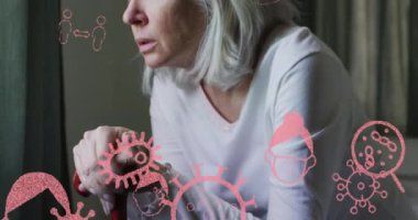 Yataktaki yaşlı beyaz kadın üzerinde virüs ikonlarının canlandırılması. Coronavirus covid 19 salgını sırasında tıbbi ve sağlık hizmetleri dijital olarak üretilen video konsepti.