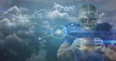 Bulutların animasyonu ve toplu erkek Amerikan futbolcusu üzerindeki bağlantı ağı. spor ve kutlama konsepti dijital olarak oluşturulmuş video.