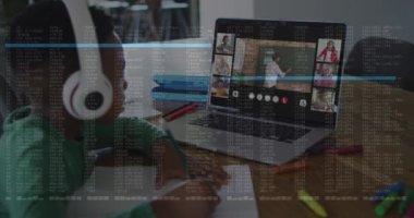 Afro-Amerikan çocuğun okul videosuyla ilgili veri işleme animasyonu. bulut hesaplama ve veri işleme kavramı dijital olarak oluşturulmuş video.
