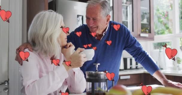 Animacja Serc Nad Szczęśliwą Starszą Białą Parą Pijącą Kawę Koncepcja — Wideo stockowe