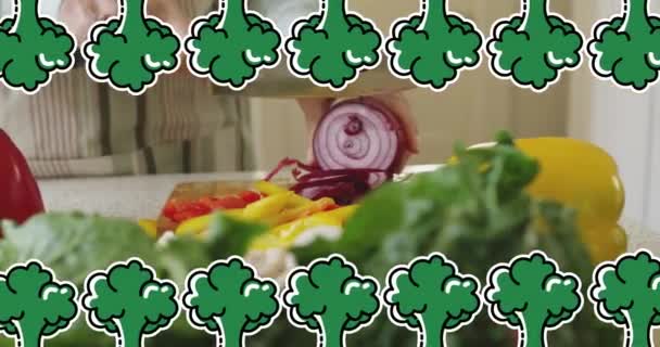 花椰菜图标在高加索女人切蔬菜上的动画效果 食物及烘焙概念数码影片 — 图库视频影像