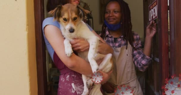 Kompozytowe Wideo Komórek Covid Przeciwko Różnych Kobiet Garncarzy Trzymających Psa — Wideo stockowe
