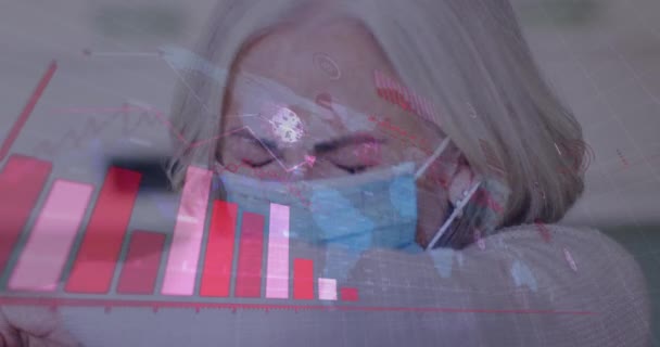 顔のマスクで咳をする高齢者の白人女性に対するウイルス細胞と図のアニメーション コロナウイルスの間の医療と医療サービスは19のパンデミックの概念をデジタルで生成したビデオ — ストック動画