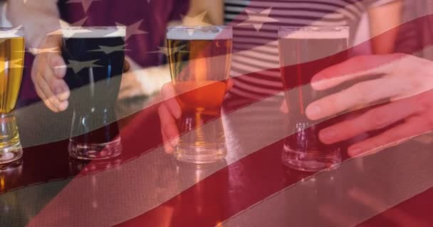 Animación Bandera Americana Futbolista Americano Sobre Grupo Amigos Bebiendo Bar — Vídeo de stock