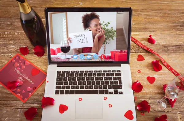 Glückliche Junge Afrikanisch Amerikanische Frau Die Mir Beim Online Dating — Stockfoto