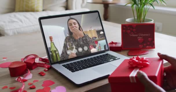 Gelukkige Blanke Vrouw Met Wijn Maken Valentijnsdag Video Gesprek Laptop — Stockvideo