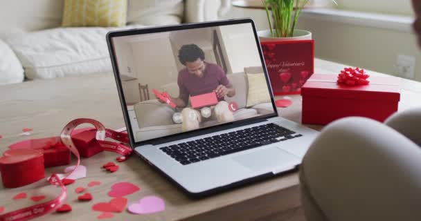 Gelukkige Afro Amerikaanse Man Openingscadeau Het Maken Van Valentijnsdag Videogesprek — Stockvideo