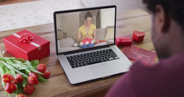 Glückliche Frau Öffnet Geschenk Und Macht Valentinstag Videoanruf Auf Laptop — Stockvideo