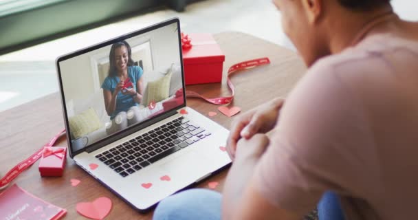 Mujer Afroamericana Feliz Abriendo Regalo Haciendo Videollamada San Valentín Portátil — Vídeos de Stock