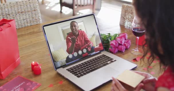 Selamat African American Man Pembukaan Hadiah Dan Membuat Valentine Hari — Stok Video