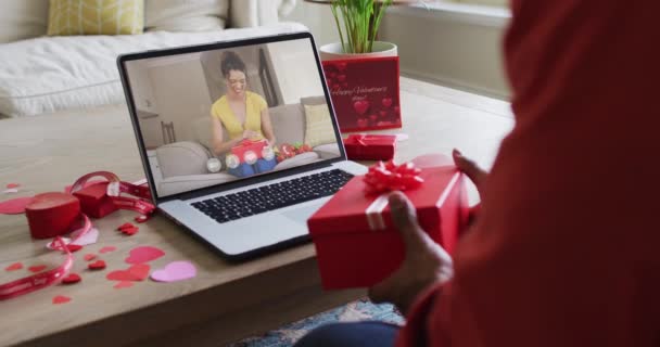 Šťastná Biracial Žena Otevírá Dárek Dělat Valentýna Video Hovor Notebooku — Stock video