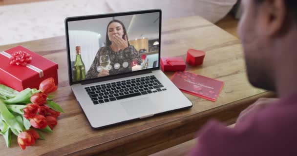 Mujer Caucásica Feliz Con Vino Haciendo Videollamada Del Día San — Vídeos de Stock