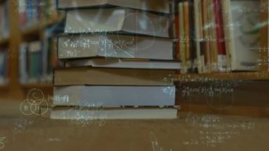 Matematiksel denklemlerin animasyonu kitap yığınının üzerinde. eğitim, bilim, öğrenme ve bilgi konsepti dijital olarak oluşturulmuş video.
