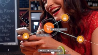Sosyal medya simgelerinin animasyonu ve akıllı telefon kullanan beyaz kadın üzerindeki bağlantı ağı. küresel sosyal medya, bağlantılar, iletişim ve teknoloji konsepti dijital olarak oluşturulmuş video.