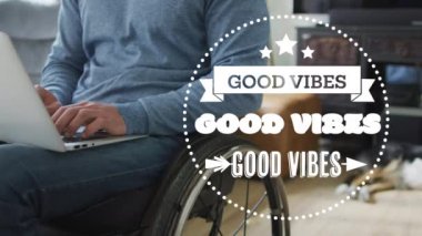 Beyaz adamın dizüstü bilgisayarı kullanarak iyi titreşimlerin animasyonu. Sosyal medya ve iletişim arayüzü kavramı dijital olarak oluşturulmuş video.