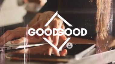 Beyaz bir kadının dizüstü bilgisayar ve medya simgeleri kullanarak iyi titreşimlerin animasyonu. Sosyal medya ve iletişim arayüzü kavramı dijital olarak oluşturulmuş video.