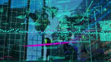 Şehir manzarası üzerinde finansal veri işleme animasyonu. küresel iş, finans, bağlantılar ve dijital arayüz konsepti dijital olarak oluşturulmuş video.