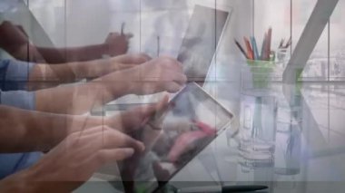 Tablet kullanan bir grup iş adamının animasyonu. küresel iş, finans, bağlantılar ve dijital arayüz konsepti dijital olarak oluşturulmuş video.