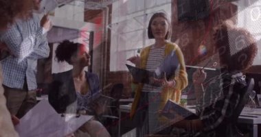 Ofisteki çeşitli iş adamları üzerinde finansal veri işleme animasyonu. küresel iş, finans ve dijital arayüz kavramı dijital olarak oluşturulmuş video.