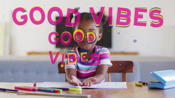 Animación Buenas Vibraciones Texto Sobre Sonriente Colegiala Afroamericana Aula Concepto — Vídeos de Stock