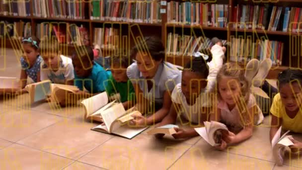 Animering Böcker Som Rör Sig Över Lärare Och Glada Skolbarn — Stockvideo