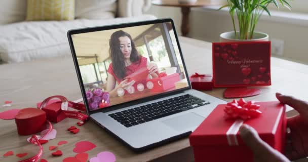 Mujer Biracial Feliz Con Vitiligo Leyendo Tarjeta San Valentín Videollamada — Vídeo de stock