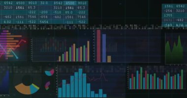Siyah arka planda finansal veri işleme animasyonu. küresel iş, finans, bağlantılar ve dijital arayüz konsepti dijital olarak oluşturulmuş video.