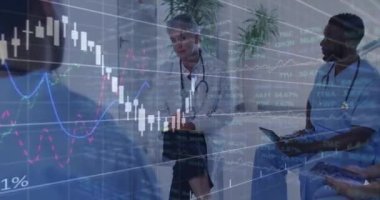 Çeşitli doktorlar üzerinde finansal veri işleme animasyonu. küresel tıp, sağlık ve teknoloji konsepti dijital olarak üretilen video.