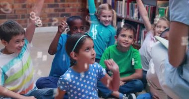 Okuldaki mutlu öğrencileri etkileyen mektupların animasyonu. Çocuk kitabı günü, okuma ve eğitim konsepti dijital olarak oluşturulmuş video.