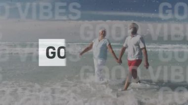 Sahilde yürüyen yaşlı Afro-Amerikan bir çiftin gülümsemesi üzerine iyi titreşimlerin animasyonu. Sosyal medya ve iletişim arayüzü kavramı dijital olarak oluşturulmuş video.