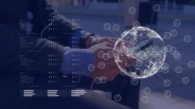 Akıllı telefon kullanan beyaz iş adamının finansal veri işleme ve küresinin animasyonu. küresel iş, finans, bağlantılar ve dijital arayüz konsepti dijital olarak oluşturulmuş video.
