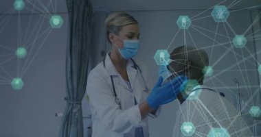 Yüz maskesi takan çeşitli doktor ve hastalarla olan bağlantıların animasyonu. küresel tıp, sağlık ve teknoloji covid 19 salgın konsepti boyunca dijital olarak üretilen video.