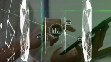 Tablet kullanan beyaz iş kadınının finansal veri işleme animasyonu. küresel iş, finans, bağlantılar ve dijital arayüz konsepti dijital olarak oluşturulmuş video.