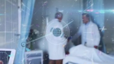 Tablet kullanan Afrika kökenli Amerikalı erkek doktorların finansal veri işleme animasyonları. küresel iş, finans, bağlantılar ve dijital arayüz konsepti dijital olarak oluşturulmuş video.