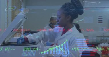 Çeşitli doktorlar üzerinde finansal veri işleme animasyonu. küresel tıp, sağlık ve teknoloji konsepti dijital olarak üretilen video.