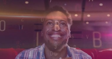 Afro-Amerikan bir adamın sinemada patlamış mısır yemesi üzerine yazılmış mektupların animasyonu. patlamış mısır günü ve dijital olarak üretilen video konsepti.