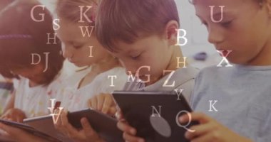 Tablet kullanarak mutlu okul çocuklarının üzerinden geçen harflerin animasyonu. Çocuk kitabı günü, okuma ve eğitim konsepti dijital olarak oluşturulmuş video.