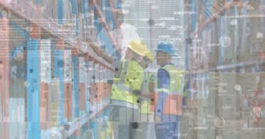 Depodaki bir grup Kafkas işçisinin finansal veri işleme animasyonu. küresel iş, finans, bağlantılar ve dijital arayüz konsepti dijital olarak oluşturulmuş video.