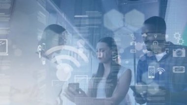 Mali veri işleme animasyonları ve çeşitli iş adamları üzerinde simgeler. küresel iş, finans ve dijital arayüz kavramı dijital olarak oluşturulmuş video.