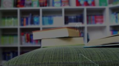 Matematiksel denklemlerin kitapların üzerinde canlandırılması. eğitim, bilim, öğrenme ve bilgi konsepti dijital olarak oluşturulmuş video.