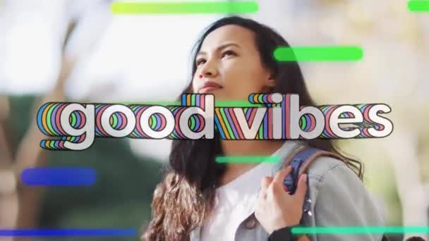 Animace Dobrých Vibrací Text Přes Biracial Žena Batohem Sociální Média — Stock video